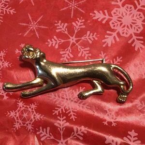 Brooch elegantly made golden panther
